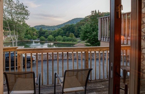 Banner Elk Villa | Banner Elk | Couples Ridge Escape | Pool + Lake