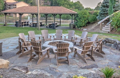 Banner Elk Villa | Banner Elk | Couples Ridge Escape | Pool + Lake