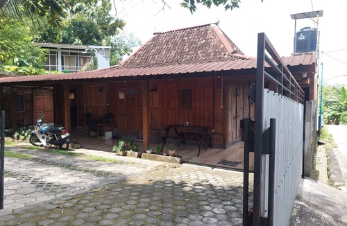 Bangunjiwo Hostel | Banyu Kasongan Homestay