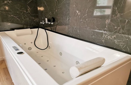 Moyen-Vernet Apartment | Banyuls-Suite-Suite-Whirlpool bath-Canal view