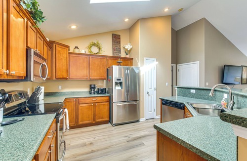 Union House | Bar, Pool Table & Yard! Spacious Union Home