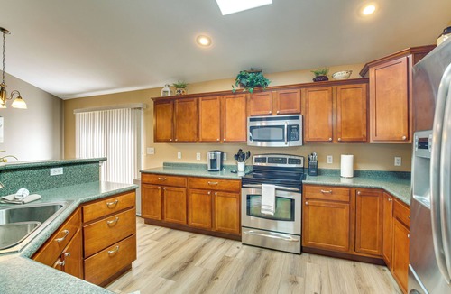 Union House | Bar, Pool Table & Yard! Spacious Union Home
