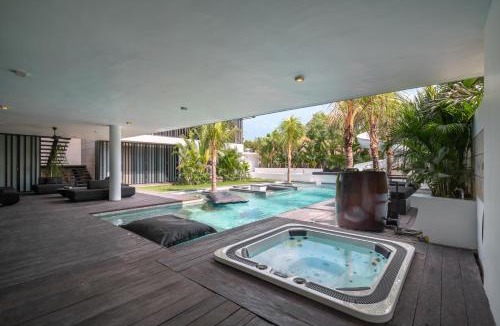 Umalas Villa | Barabuda - Impressive 6-Bedroom Villa with Jacuzzi and Slide!