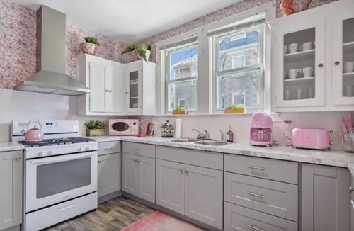 Westfield Apartment | Barbie Dream Loft! Wine/Yard/King Bed/Parking!