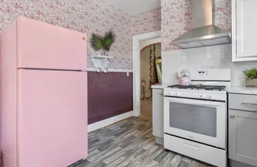 Westfield Apartment | Barbie Dream Loft! Wine/Yard/King Bed/Parking!