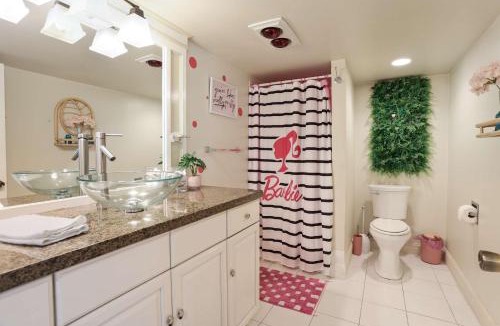 Midtown Sacramento Apartment | Barbiecore Dream Pad in Sacramento