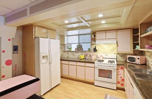 Midtown Sacramento Apartment | Barbiecore Dream Pad in Sacramento