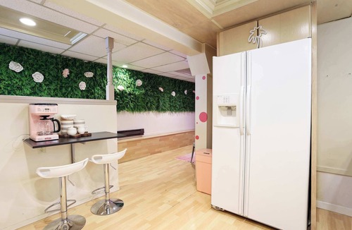 Midtown Sacramento Apartment | Barbiecore Dream Pad in Sacramento!