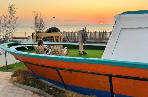 Mareny Barraquetes Boat Rental | Barco - casa con jardín privado frente al mar