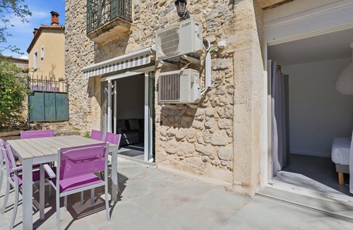 Saint-Bauzille-de-Montmel Apartment | Bardelours 2 Pic Saint-Loup Bike Base Terrace