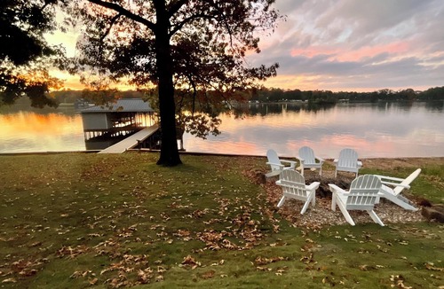 Dogwood House | Barefoot Bay HideawaynA Spacious Lakefront home on Lake Bob Sandlin