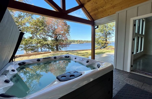 Dogwood House | Barefoot Bay HideawaynA Spacious Lakefront home on Lake Bob Sandlin