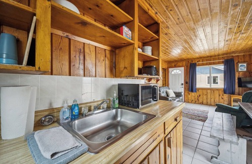 Oscoda Cabin | Barefoot Beach Resort
