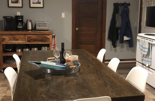 Kingsville Cottage | BarefootonPelee: Bungalown[No Cleaning Fee! Fibre Internet!]