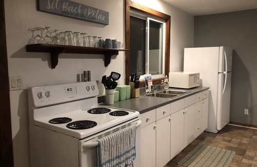 Kingsville Cottage | BarefootonPelee: Bungalown[No Cleaning Fee! Fibre Internet!]