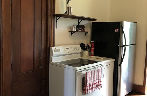 Kingsville Cottage | BarefootonPelee: Stonehousen[No Cleaning Fee! Fibre Internet!]