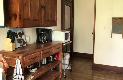 Kingsville Cottage | BarefootonPelee: Stonehousen[No Cleaning Fee! Fibre Internet!]