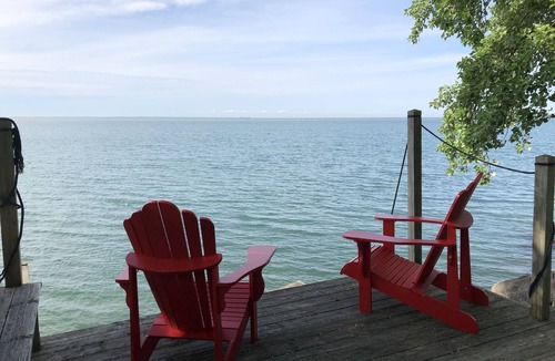 Kingsville Cottage | BarefootonPelee: Stonehousen[No Cleaning Fee! Fibre Internet!]