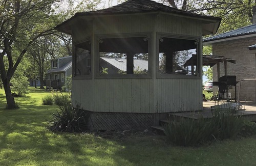 Kingsville Cottage | BarefootonPelee: Stonehousen[No Cleaning Fee! Fibre Internet!]