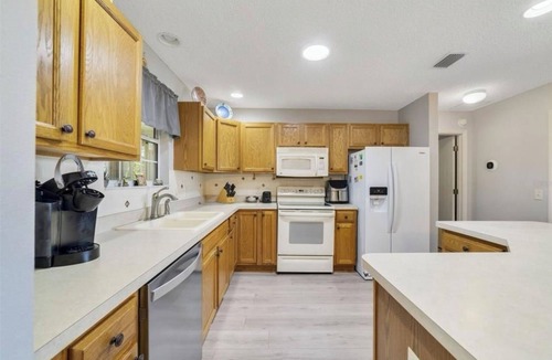 Chatham House | Bargain prices. Two king and one queen bed. Close to pool/golfing, Pet friendly