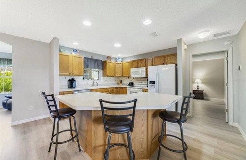 Chatham House | Bargain prices. Two king and one queen bed. Close to pool/golfing, Pet friendly