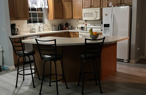 Chatham House | Bargain prices. Two king and one queen bed. Close to pool/golfing, Pet friendly