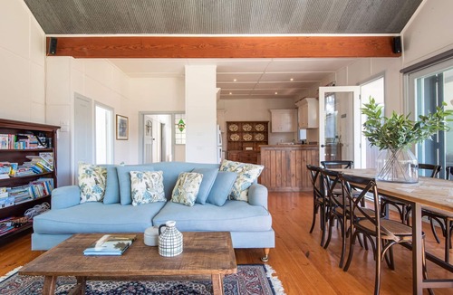 Flinders House | Barker Cottage with Spa in Flinders