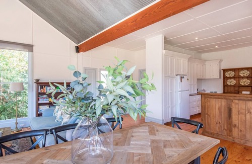 Flinders House | Barker Cottage with Spa in Flinders