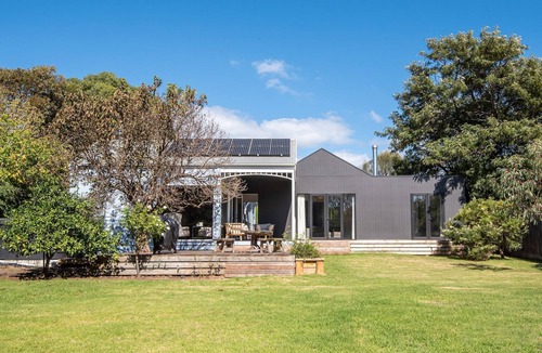 Flinders House | Barker Cottage with Spa in Flinders