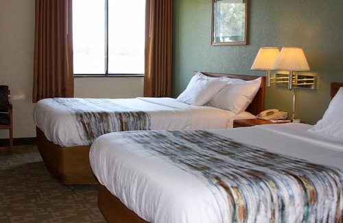 Superior Hotel | Barker's Island Inn Resort
