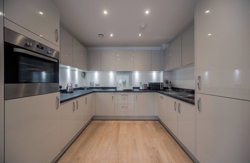 Thames Apartment | Barking Bright Apartment with 2 Bedrooms