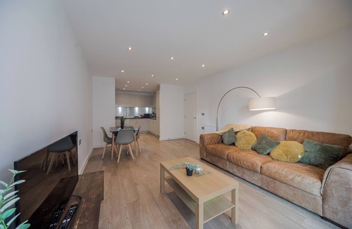 Thames Apartment | Barking Bright Apartment with 2 Bedrooms