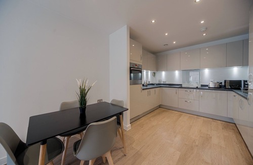 Thames Apartment | Barking Bright Apartment with 2 Bedrooms