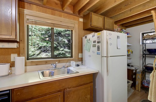 Talmont Cabin | Barking Pine Cabin - private BEACH access, sunny location
