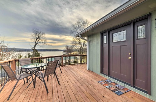 Eddyville House | 'Barkley Breeze' Waterfront Home w/Dock & Kayaks