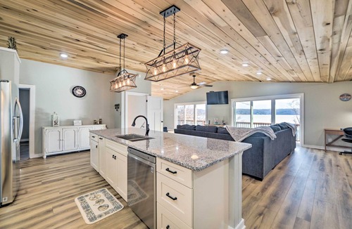 Eddyville House | Barkley Breeze, Waterfront, Private Dock, & Kayaks!