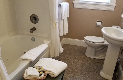 East of Broadway Cabin | Barkley Cottage - 1 Bedroom
