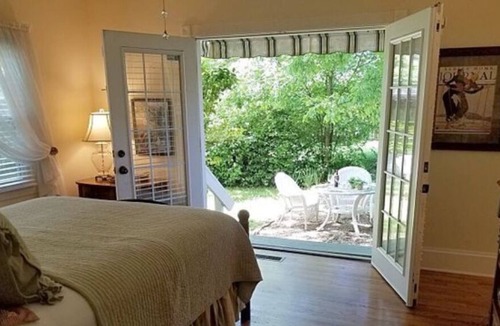 East of Broadway Cottage | Barkley Cottage - 2 Bedroom