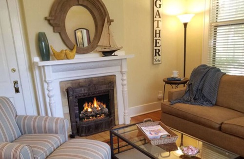 East of Broadway Cottage | Barkley Cottage - 2 Bedroom