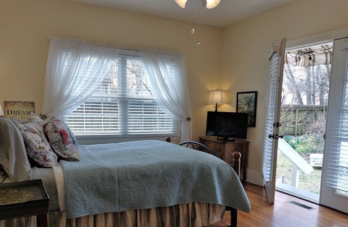 East of Broadway Cottage | Barkley Cottage - 2 Bedroom
