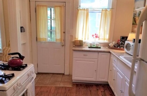 East of Broadway Cottage | Barkley Cottage - 2 Bedroom