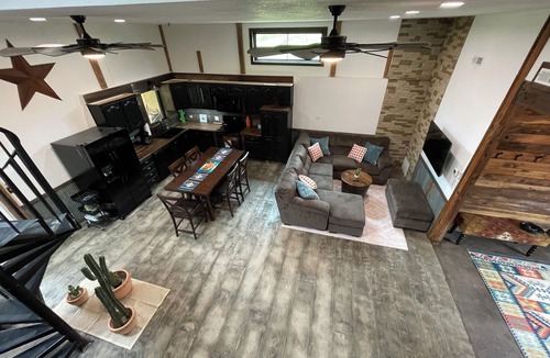 Eminence House | Barn by The Creek- Barn turned bnb in Eminence; sleeps 10