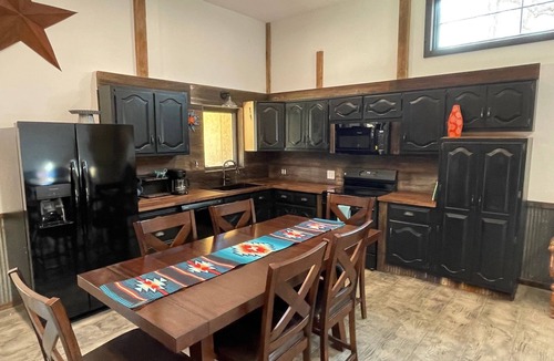 Eminence House | Barn by The Creek- Barn turned bnb in Eminence; sleeps 10