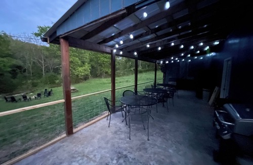 Eminence House | Barn by The Creek- Barn turned bnb in Eminence; sleeps 10