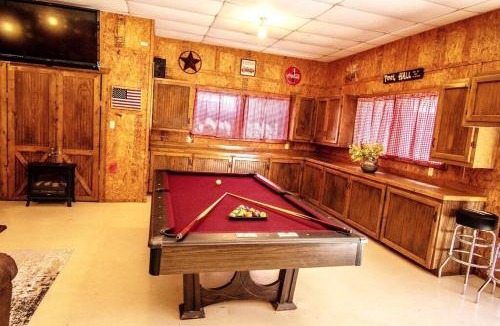 Pottsboro House | Barn-dominum under a canopy of trees 3 beds