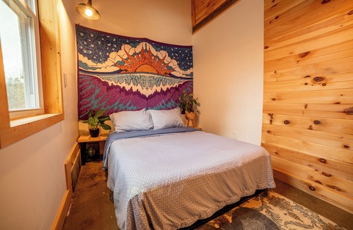 Rumney Hostel | Barn Door Hostel