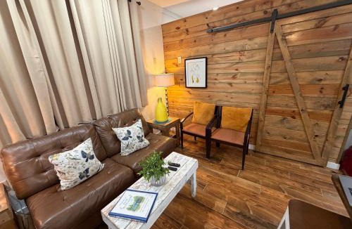 Hot Springs House | Barn Door Themed Garvan Gardens Blue Bungalow