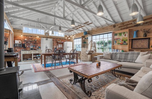 Featherston House | Barn Escape by Mountains & Wine