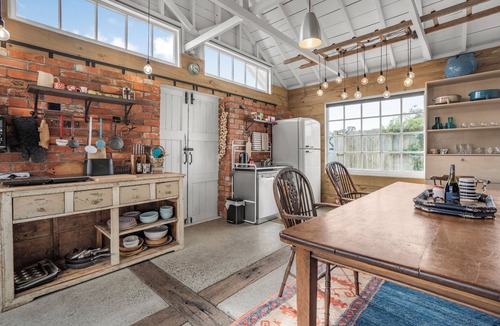 Featherston House | Barn Escape by Mountains & Wine