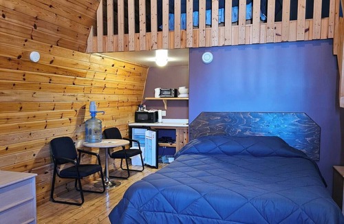 Division No. 16 House | Barn In The Bush - Room 7 - King, queen & futon
